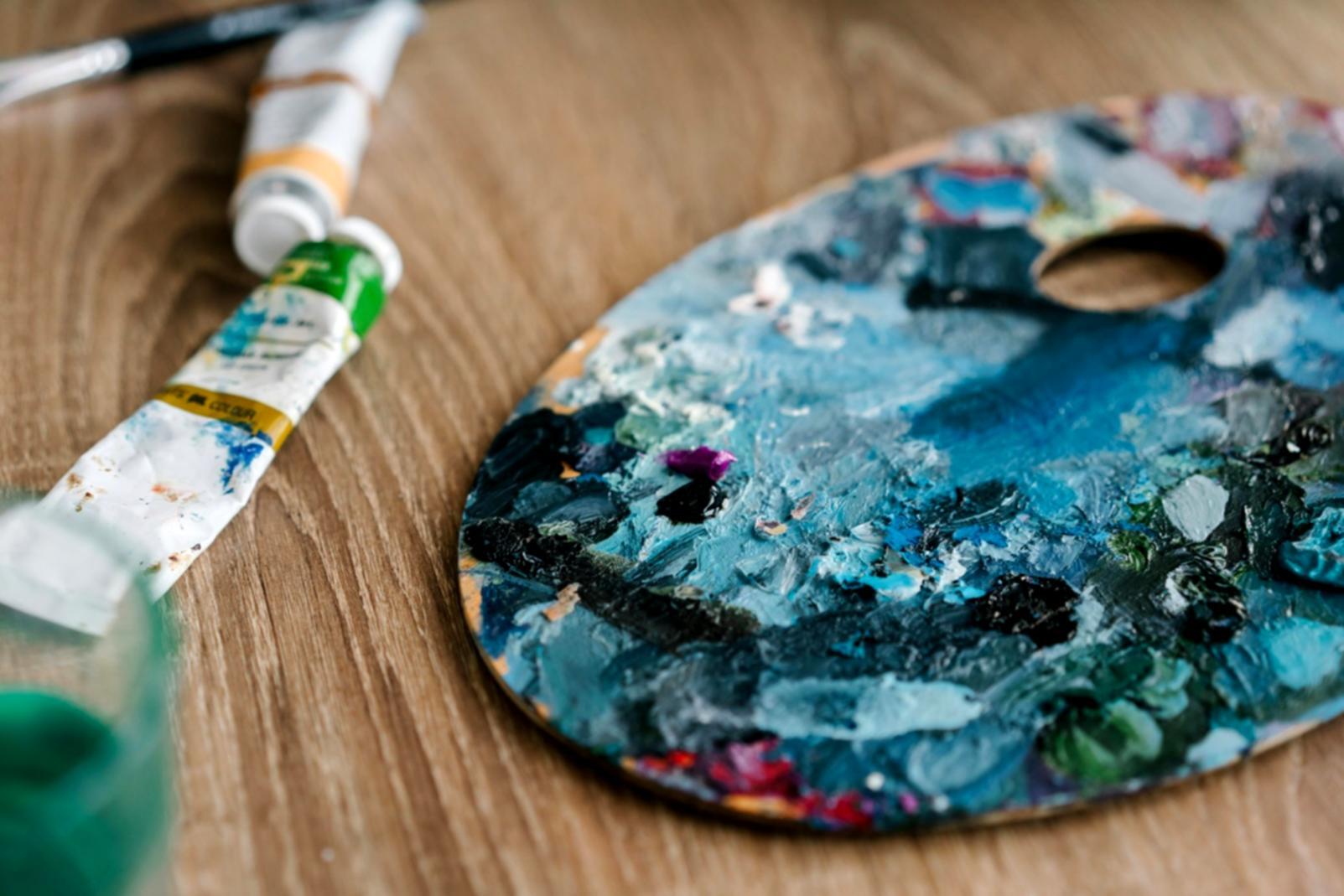 Artistes collaborant sur un projet de dessin d'observation dans notre atelier créatif